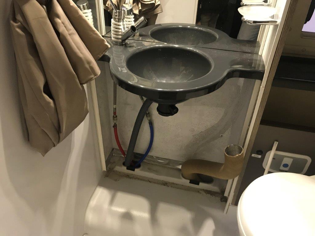 Riparazione lavandino bagno